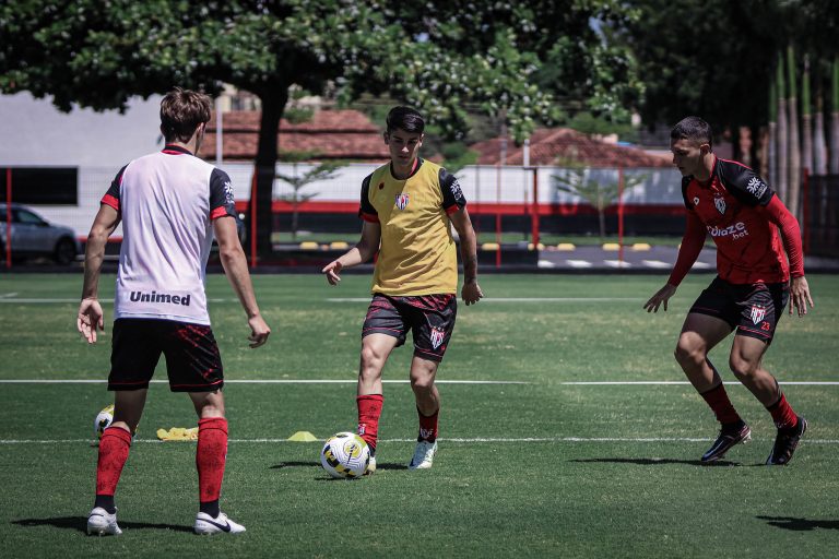 Araos treinando no CT do Dragão