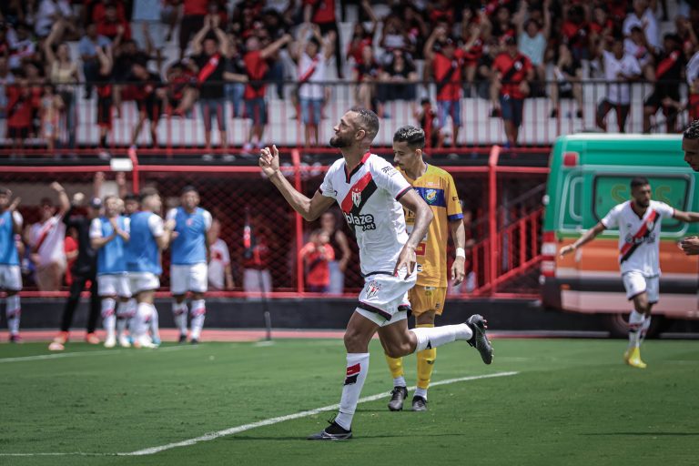 Gustavo Coutinho comemorando gol marcado contra o Iporá