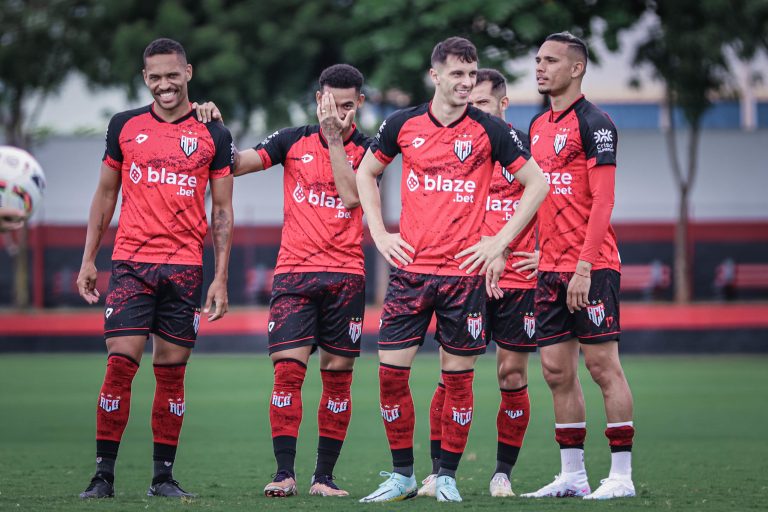 Jogadores do Atlético Goianiense treinando