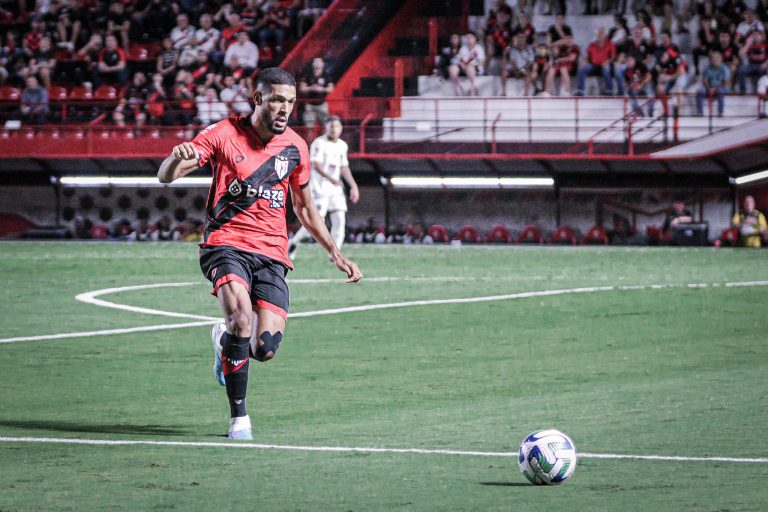 Rhaldney em ação contra o Volta Redonda