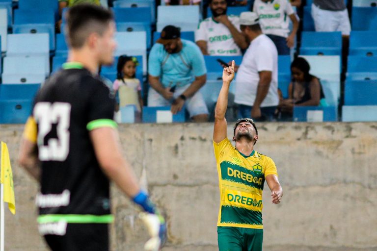 Goiás perde para o Cuiabá e larga em desvantagem na semifinal da Copa Verde