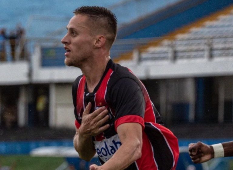 Goiás encaminha contratação de meia que se destacou com a camisa do Anápolis