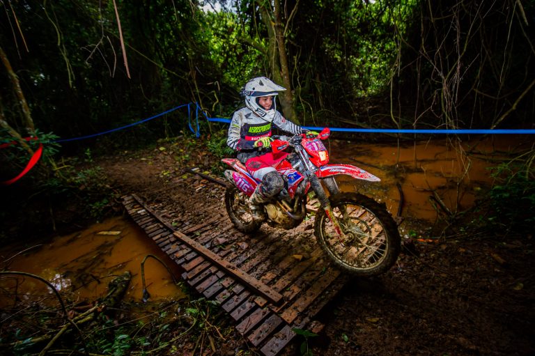 Bárbara Neves inicia o Brasileiro de Enduro 2023 na liderança da categoria EF