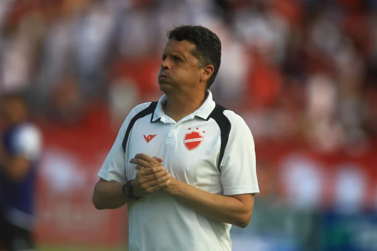Após mais uma eliminação, técnico, Claudinei Oliveira, é bancado no cargo para a Série B