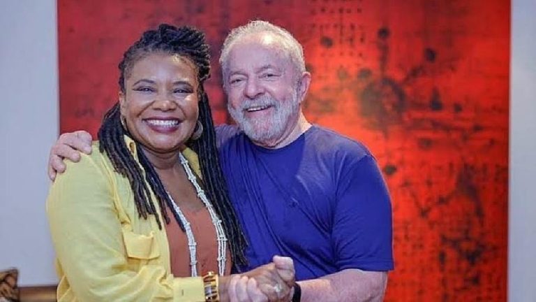 Lula assina decreto com regras de apoio ao setor cultural