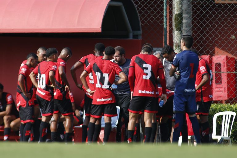 Jogadores escutando Lucas Oliveira