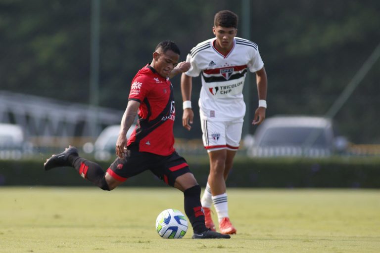 Jesus sendo marcado por jogador do São Paulo