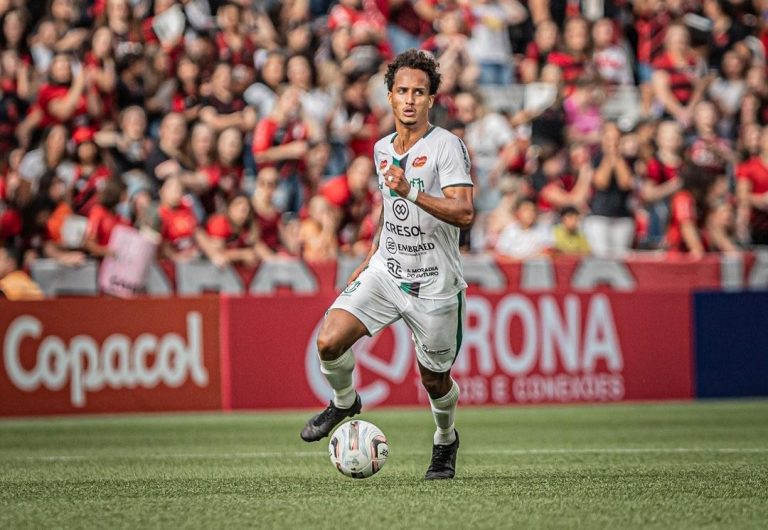 Goiás encaminha contratação de volante do Maringá