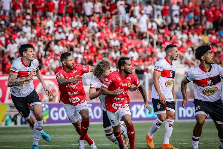 Com gol no apagar das luzes, Anápolis elimina o Vila Nova e avança à semifinal do Goianão