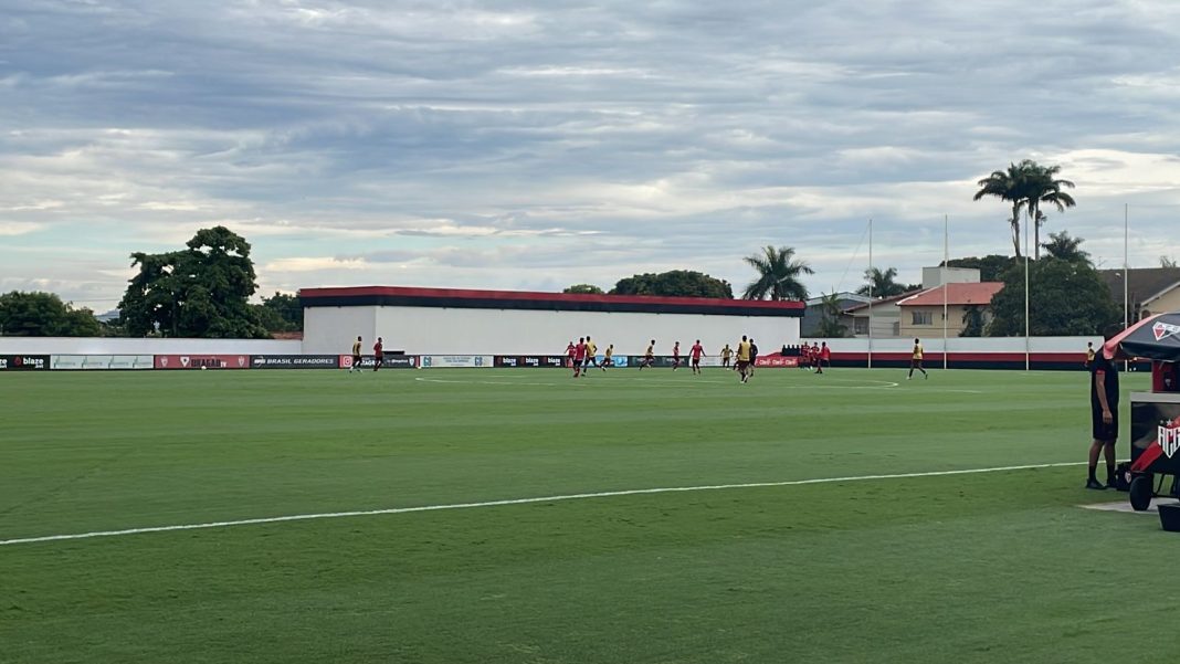 Jogo-treino entre o time sub-20 e profissional