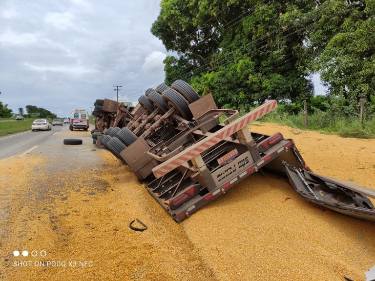 Carreta tomba e deixa BR-153 parcialmente interditada