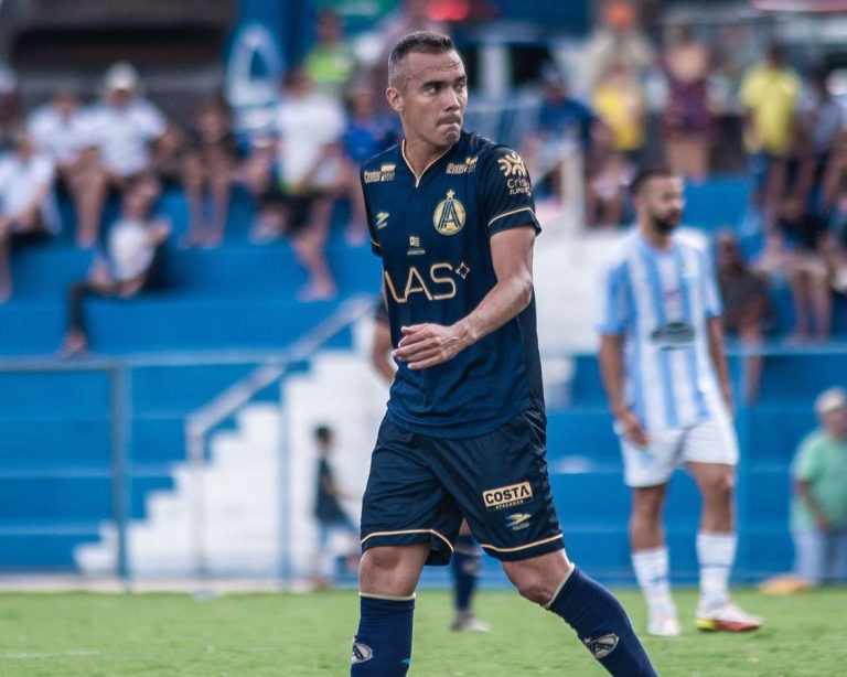 Volante Renato jogando pela Aparecidense