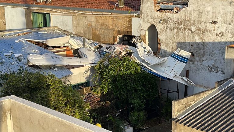 Avião cai sobre casa em Goiânia, na tarde desta quarta-feira