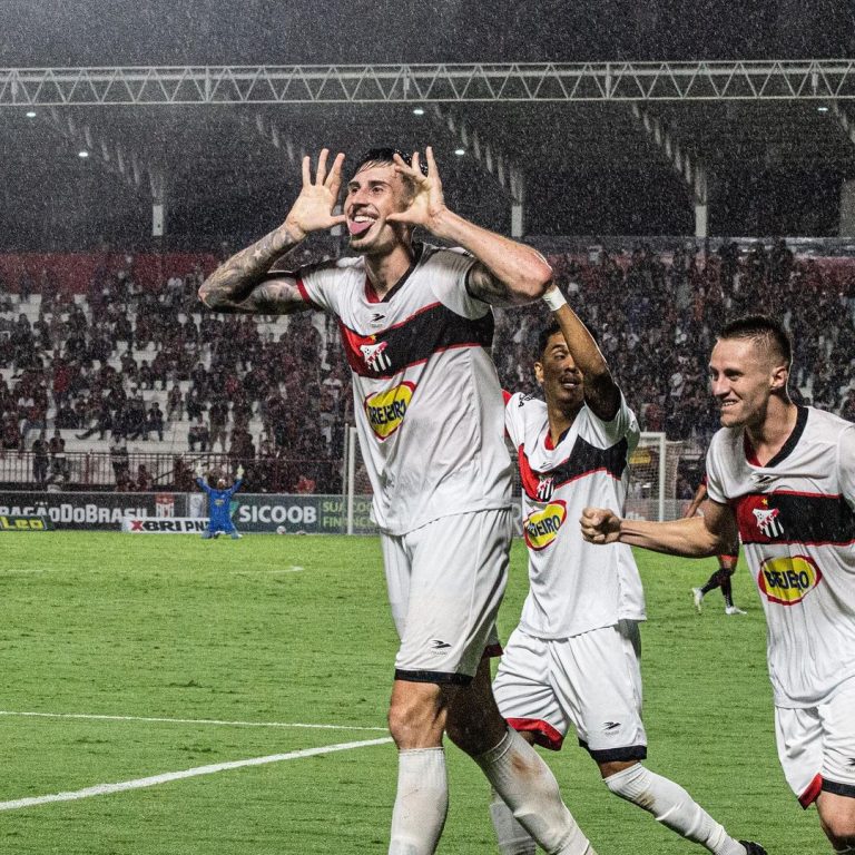 Na grande área, um grandalhão exercita a grandeza do gol