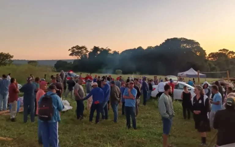 PM retira famílias do MST que ocupavam fazenda em Hidrolândia, neste sábado