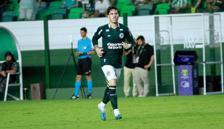 Lucas Halter destaca evolução do time e celebra bom momento com a camisa do Goiás
