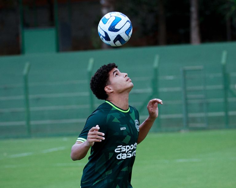 Recuperado de lesão, Pedrinho volta a treinar e renova contrato com o Goiás