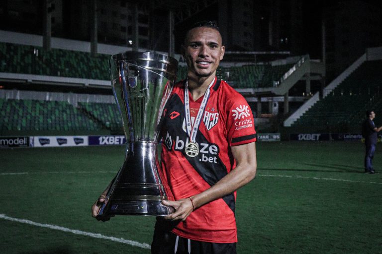 Luiz Fernando com a taça do Campeonato Goiano 2023