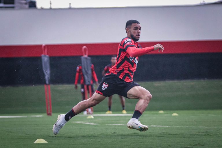 Lateral Moraes Jr treinando no CT do Dragão