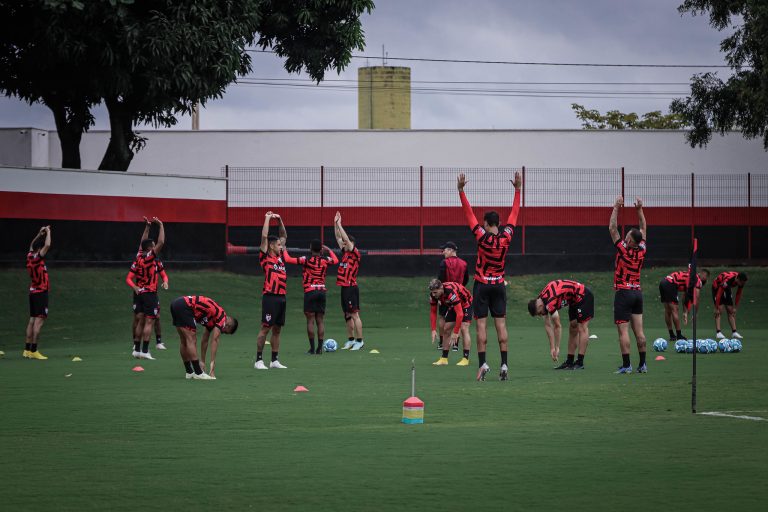 Jogadores do Atlético Goianiense treinando no CT do Dragão