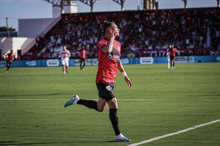 No Accioly, Atlético-GO bate o CRB e vence a primeira na Série B