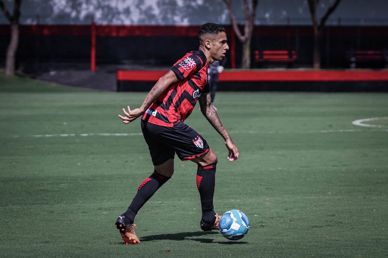 Meia Bruno Tubarão treinando no CT do Dragão