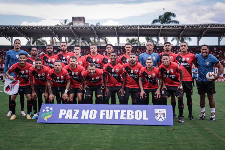 Jogadores do Atlético Goianiense perfilados no Accioly