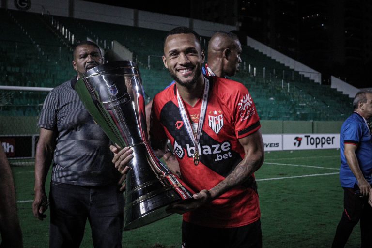Gustavo Coutinho com a taça do Campeonato Goiano