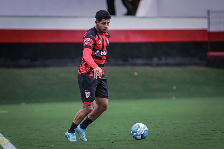 Lateral Guilherme treinando no CT do Dragão