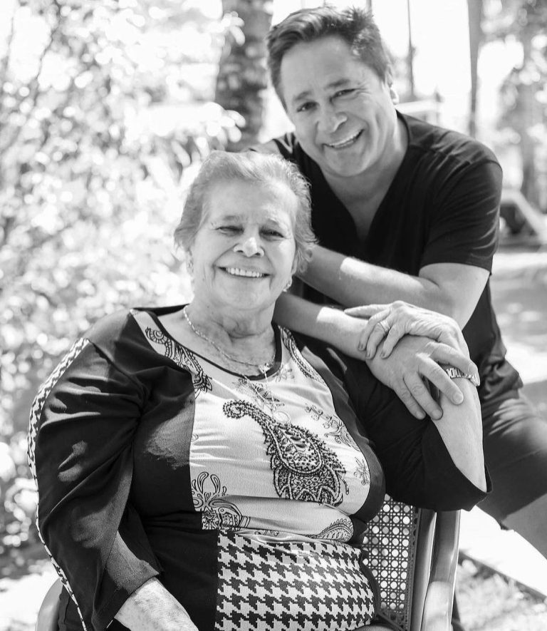 Mãe do cantor Leonardo, Dona Carmem está sendo velada neste domingo (2), em Goiânia