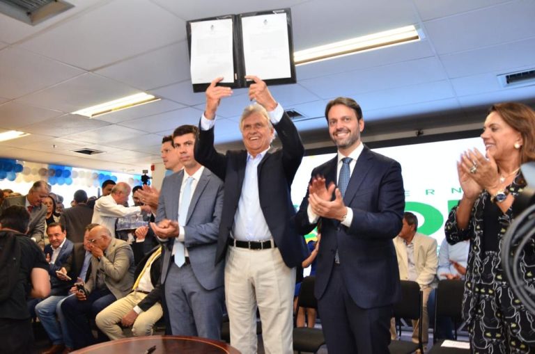 “Vamos entregar seis mil casas a custo zero até julho”, diz Ronaldo Caiado em posse de Baldy e Sales