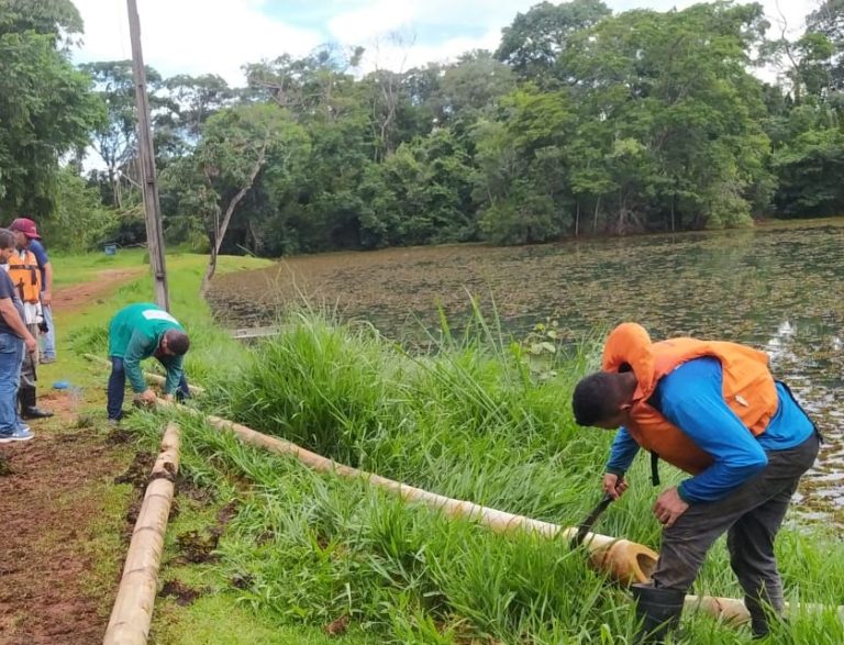Servidores da Amma realizam ações de limpeza no lago do Jardim Botânico