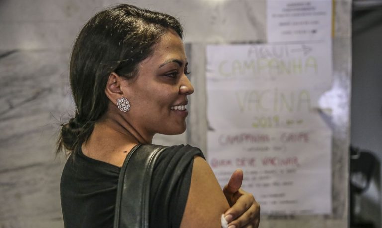 Campanha de vacinação contra gripe começa em todo o país 