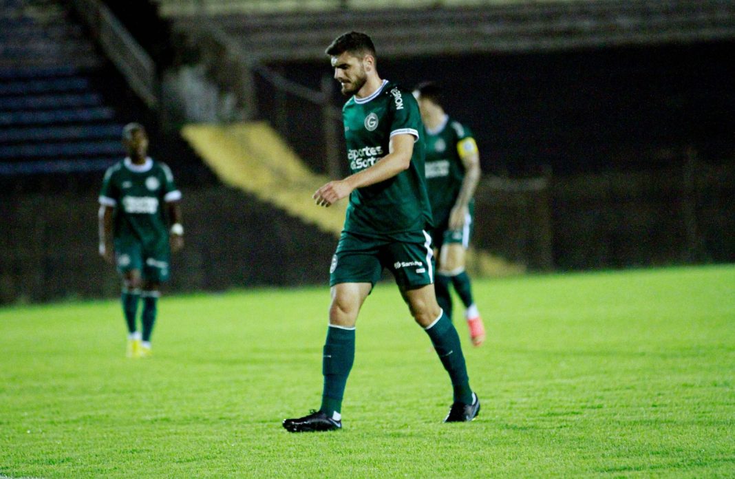 Zagueiro Heron jogando pelo Goiás