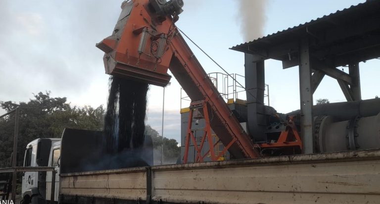 Servidores trabalham na operação tapa buracos, em 27 bairros, neste sábado (22) e domingo (23), em Goiânia