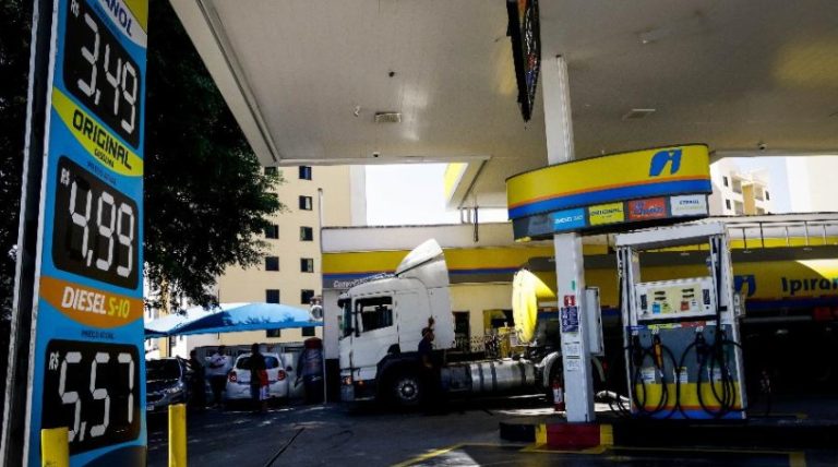 Inflação fica abaixo da meta em abril, mas segue pressionada pela gasolina