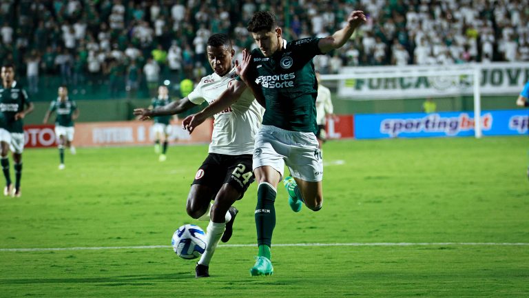 Com gol no apagar das luzes, Goiás vence o Universitario e segue vivo na Sul-Americana