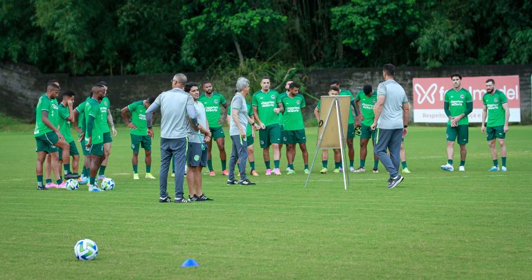 Em confronto direto pela liderança, Goiás recebe o Universitario-PER pela Sul-Americana