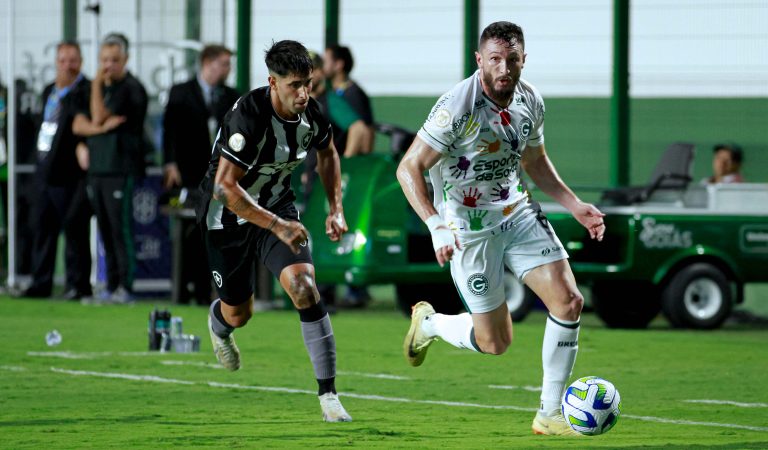 Com gol de Maguinho, Goiás vence o Botafogo e deixa a zona do rebaixamento