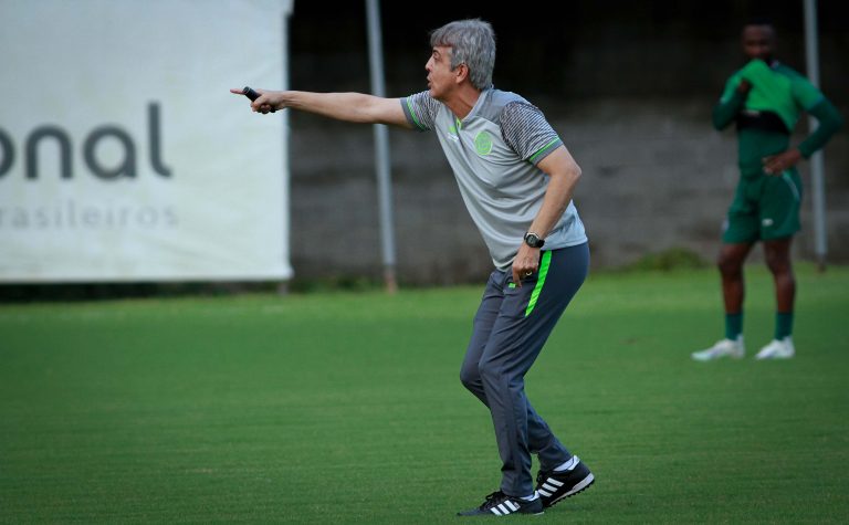 Emerson Ávila explica escalação alternativa na Sul-Americana e cita desgaste físico no elenco do Goiás