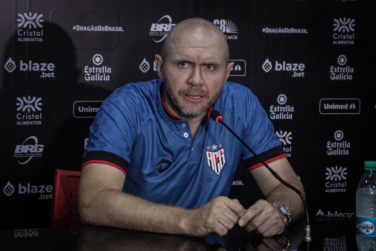 Treinador Mozart falando na sala de imprensa