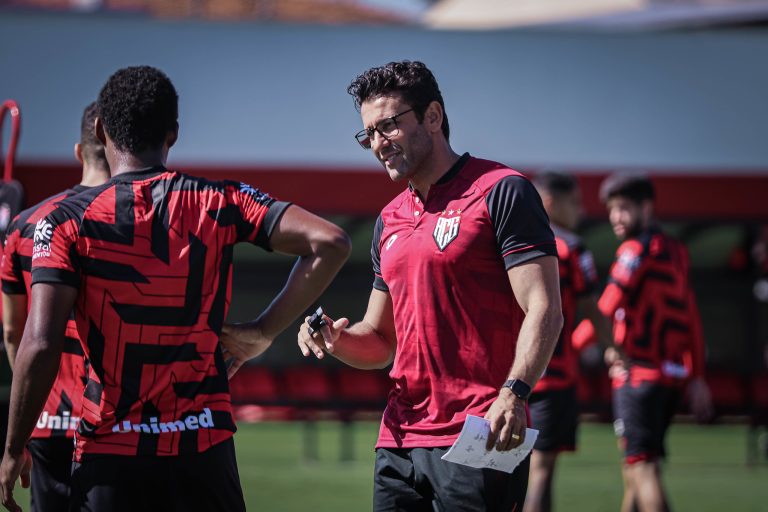 Alberto Valentim conversando durante o treinamento