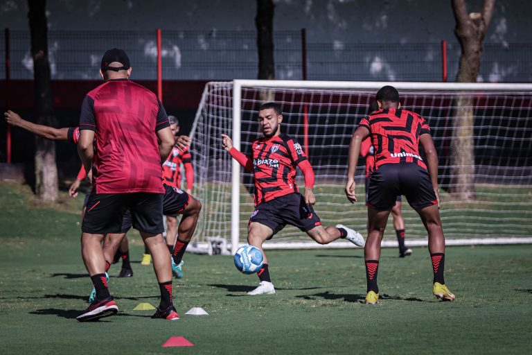 Jogador Moraes Jr treinando no CT do Dragão