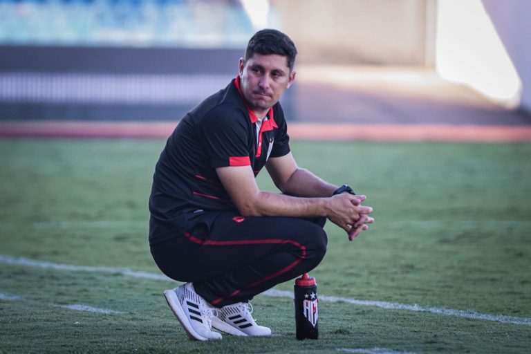 Allan Santhiago na beira do gramado no estádio Olímpico