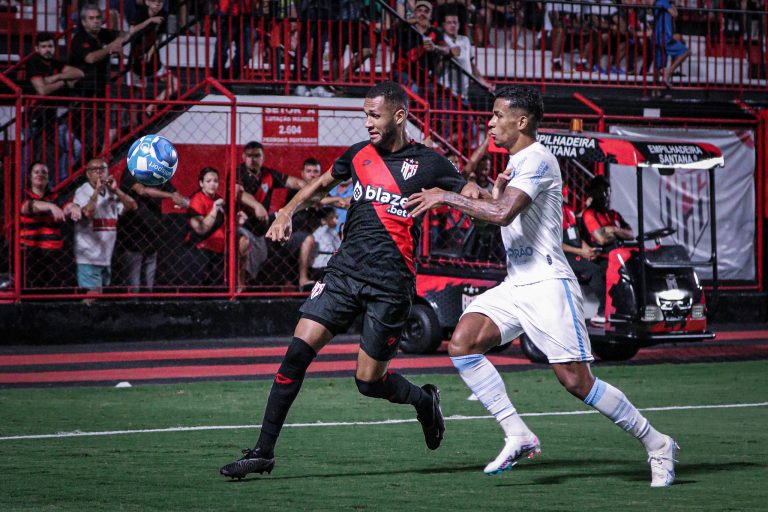 Gustavo Coutinho disputando bola contra o Londrina