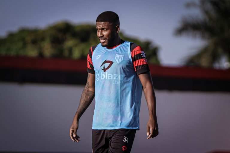 Zagueiro Emerson Santos treinando no CT do Dragão