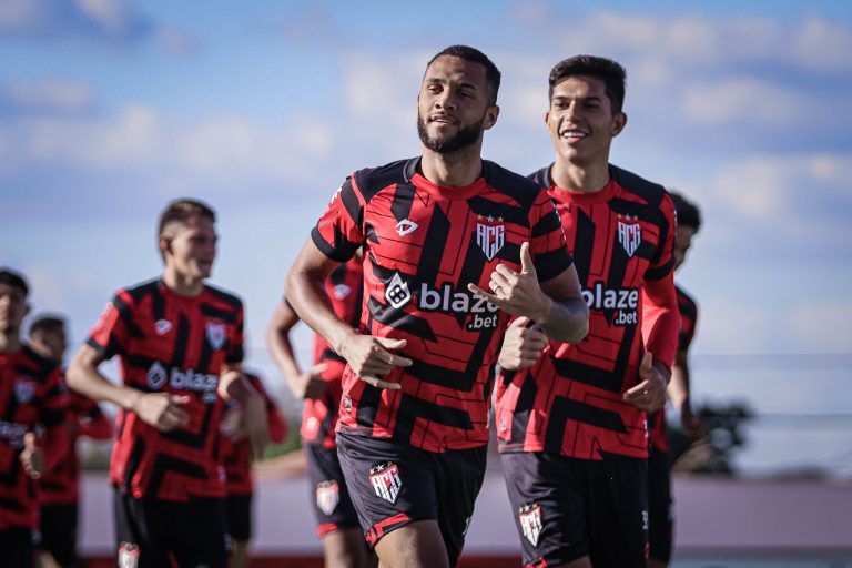 Gustavo Coutinho treinando após lesão