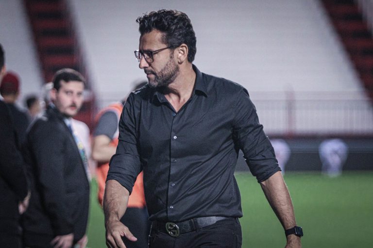 Treinador Alberto Valentim no estádio Antônio Accioly