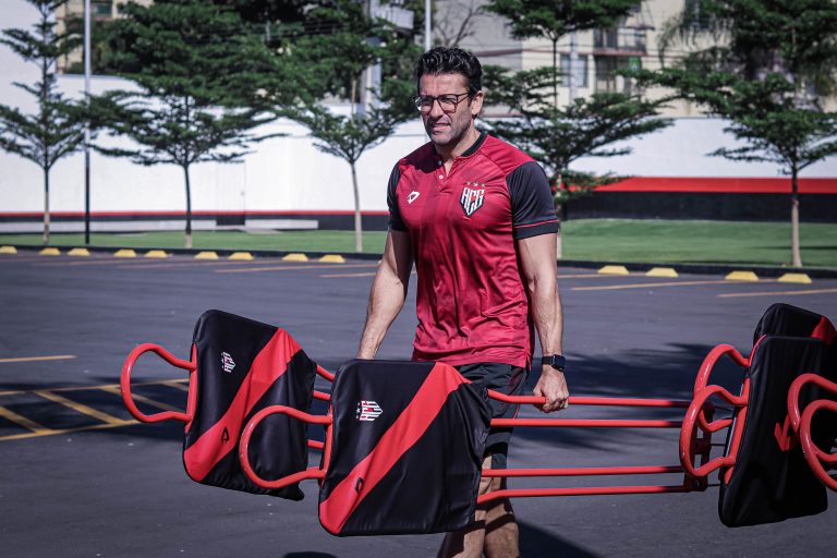 Treinador Alberto Valentim no CT do Dragão