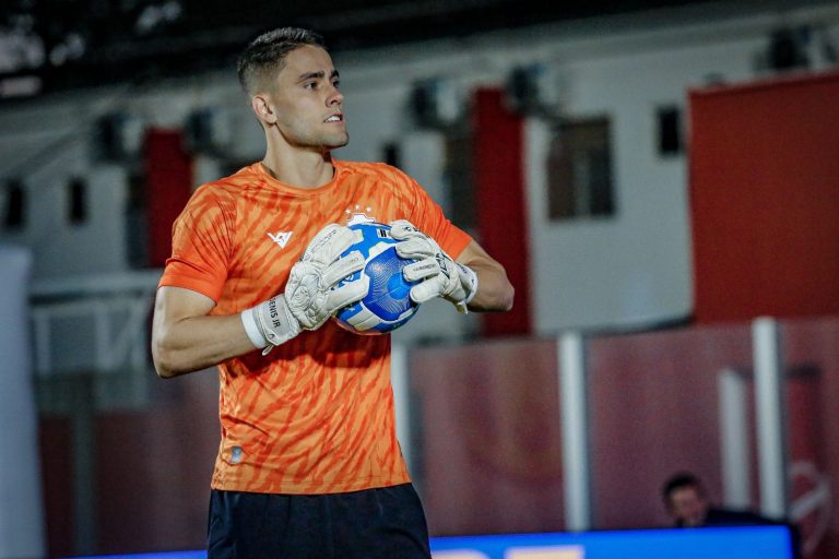 Dênis Júnior se firma titular no Vila Nova e barra volta de Vanderlei